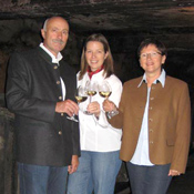 Familie Seibert im Weinkeller